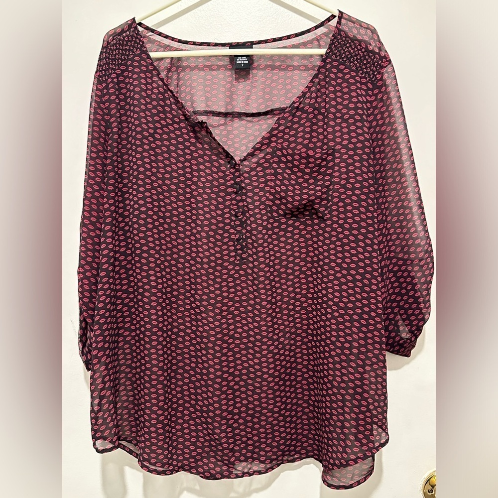 Torrid Blouse sheer black with pink‎ kiss lips